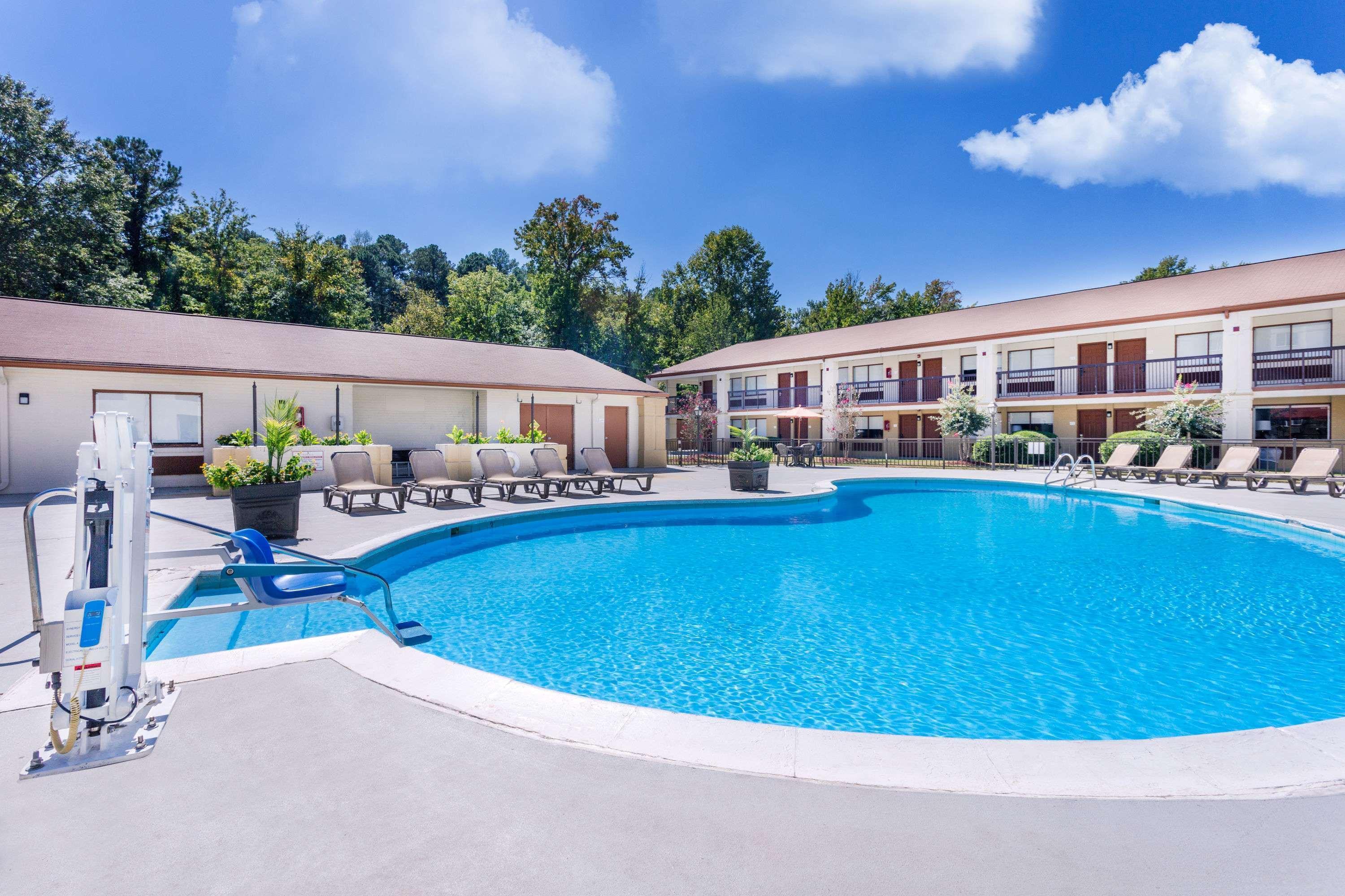 Ramada By Wyndham Tuscaloosa Hotel Exterior photo