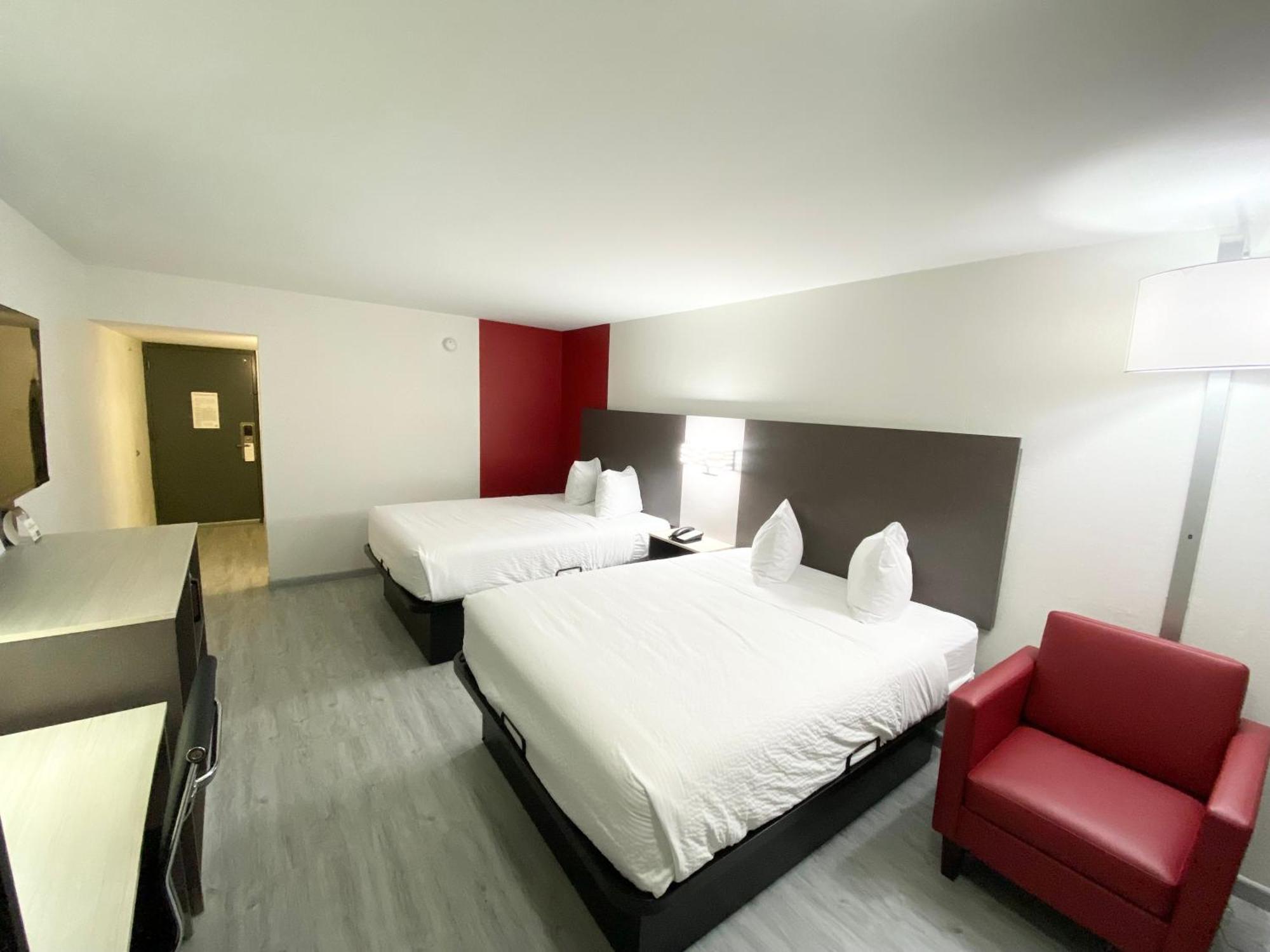 Ramada By Wyndham Tuscaloosa Hotel Exterior photo