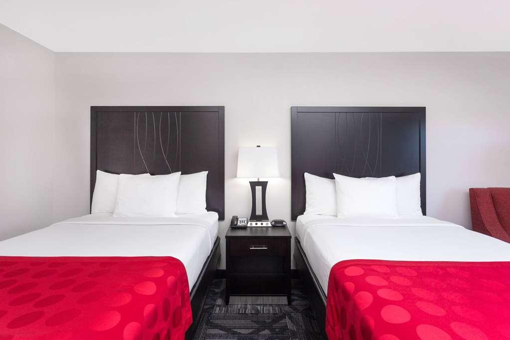 Ramada By Wyndham Tuscaloosa Hotel Room photo