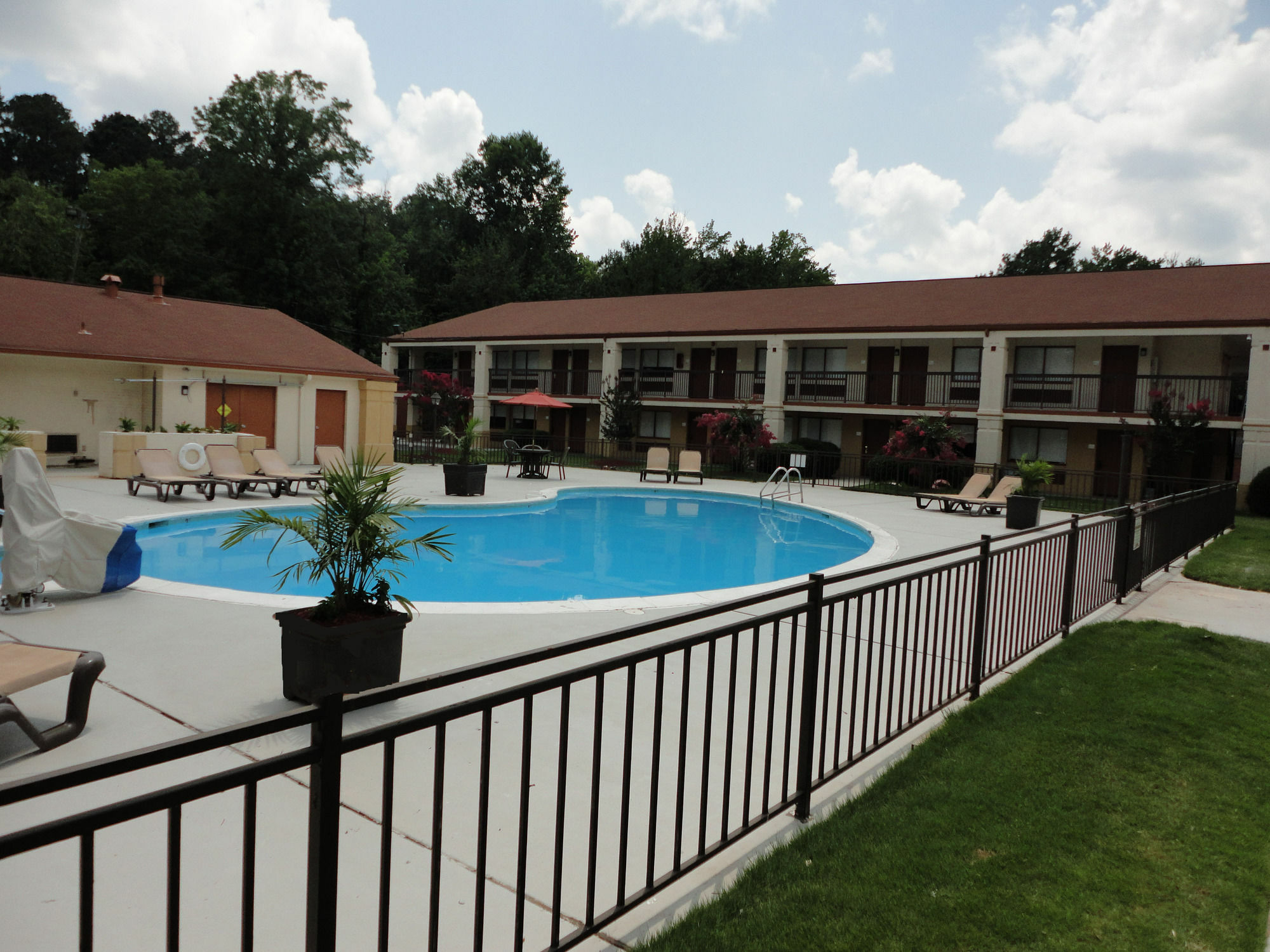 Ramada By Wyndham Tuscaloosa Hotel Exterior photo